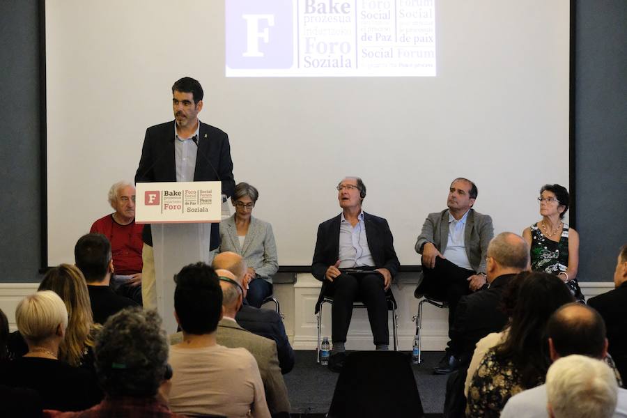 El Foro Social ha celebrado este martes en San Sebastián una reunión con motivo del sexto aniversario de la llamada 'Declaración de Aiete', que allanó el camino al anuncio de cese definitivo de la violencia de la banda. Ha emplazado a ETA a la «desmovilización» y al «desmantelamiento total de las estructuras militares».