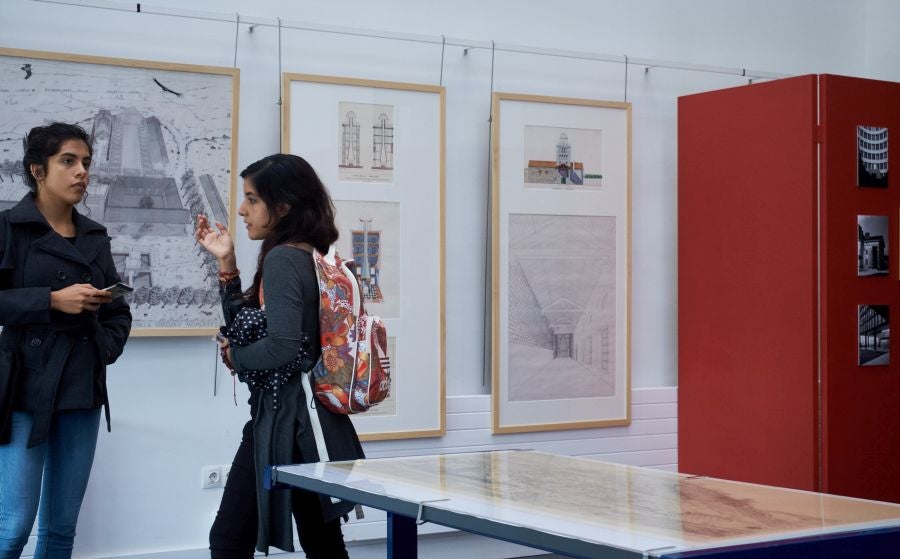 La facultad de Arquitectura de la UPV acoge una exposición dedicada a los arquitectos y catedráticos Manuel Iñiguez Villanueva y Alberto Ustarroz Calatayud que recorre su extensa carrera como arquitectos y profesores durante más de 40 años. 