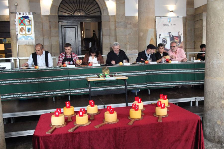 Uno de los dos quesos presentados por Jon Etxebarria y su esposa Puy Arrieta se ha proclamado ganador de la edición número 30 del certamen Campeón de Ordizia-Ordizia Txapeldun.