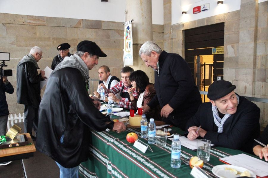 Uno de los dos quesos presentados por Jon Etxebarria y su esposa Puy Arrieta se ha proclamado ganador de la edición número 30 del certamen Campeón de Ordizia-Ordizia Txapeldun.
