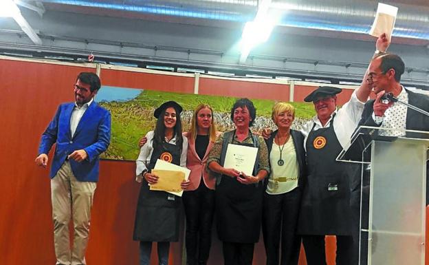 Los productores ganadores en la Seu d'Urgell, entre ellos J.Aranburu de Idiazabal, con sus premios.