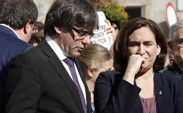 Colau y Puigdemont en la concentración en protesta por las detenciones.