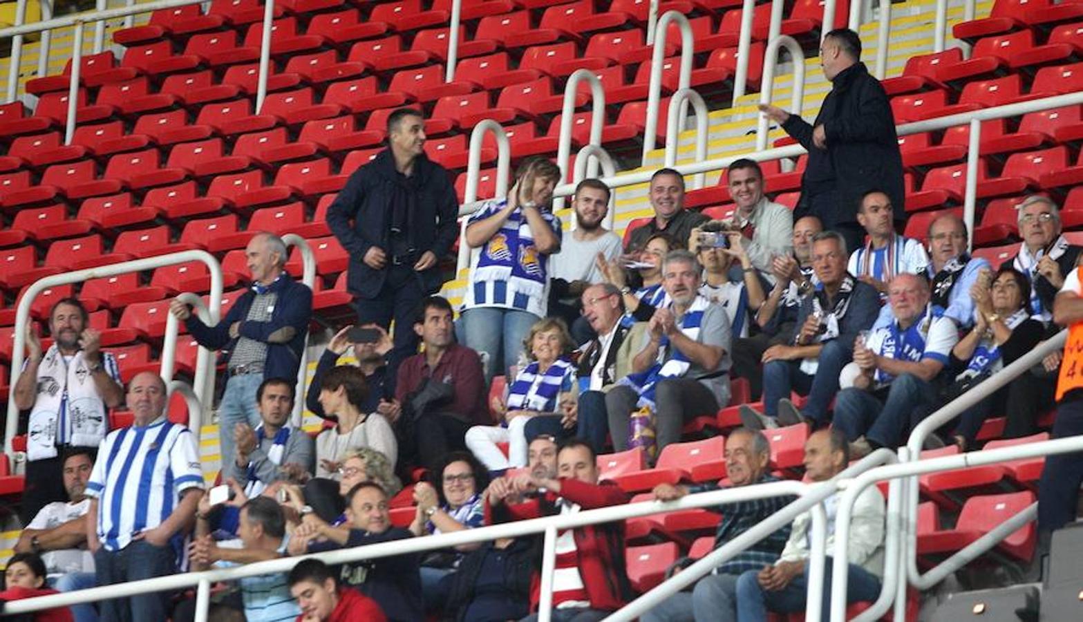 Los seguidores txuri-urdin disfrutan con el partido y el nivel de juego exhibido por los de Eusebio Sacristán