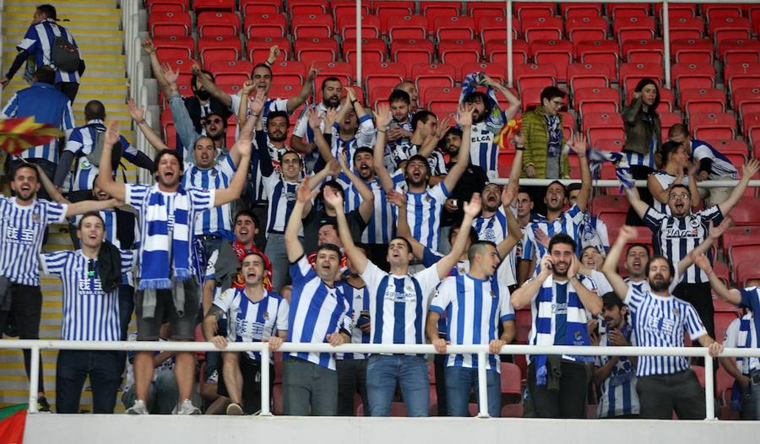 Los seguidores txuri-urdin disfrutan con el partido y el nivel de juego exhibido por los de Eusebio Sacristán