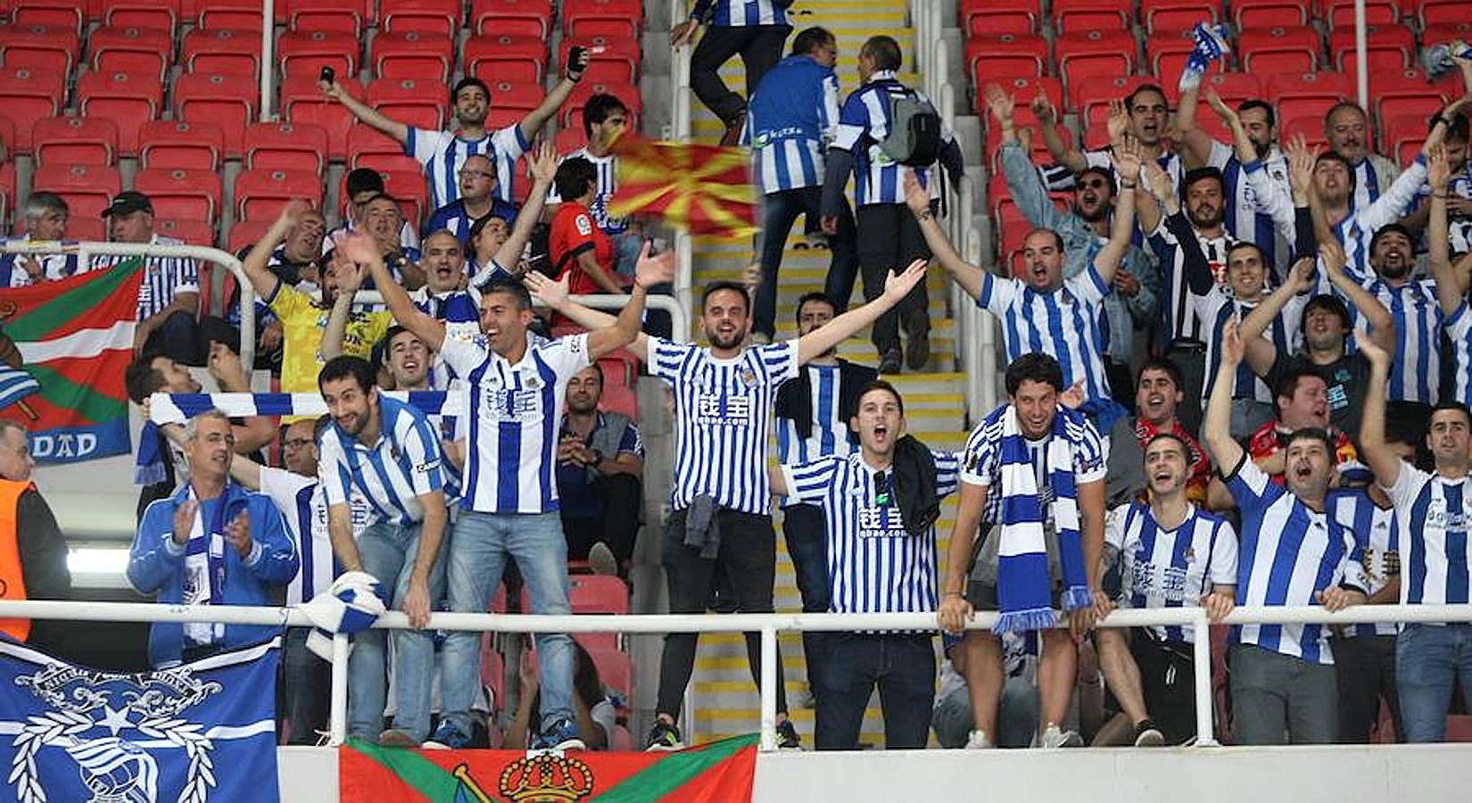 Los seguidores txuri-urdin disfrutan con el partido y el nivel de juego exhibido por los de Eusebio Sacristán