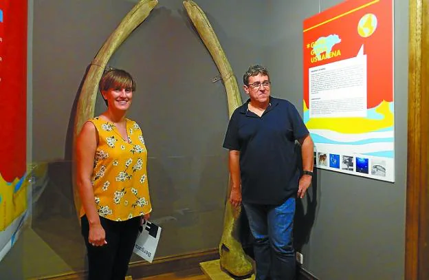 Presentación. Maite Agirre e Iñaki Irizar, junto a los huesos de la mandíbula de una ballena.
