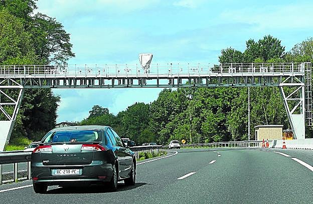 El primer arco, instalado en Irun, para cobrar a los vehículos pesados que atraviesan la N-1. 
