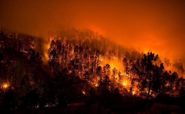 Vista nocturna del incendio forestal que castió al municipio orensano de Lobios, en pleno parque natural del Xurés. 