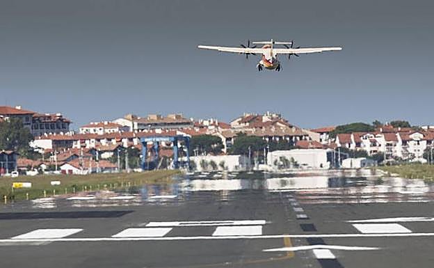 Un avión despega del aeropuerto de Hondarribia.