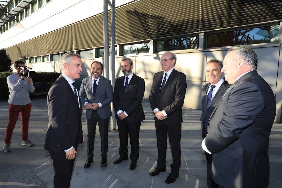 Un gran acto público organizado por la patronal vasca y sus asociaciones territoriales –Adegi, Cebek y SEA- al que han acudido cerca de seiscientos invitados, entre ellos el lehendakari.