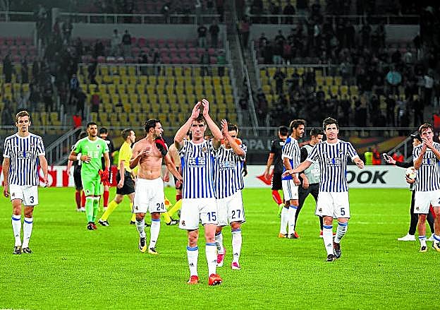 Los blanquiazules aplauden a sus aficionados al terminar el partido de ayer.