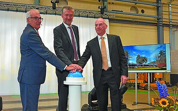 Andrés Arizkorreta (i) junto a directivos de NS Holanda. 