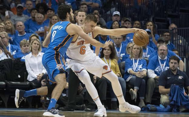 Álex Abrines defiende durante el partido. 