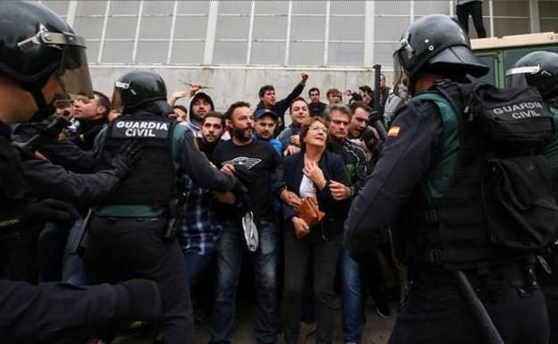 Detenido un aspirante a mosso por patear en la cabeza a un guardia civil