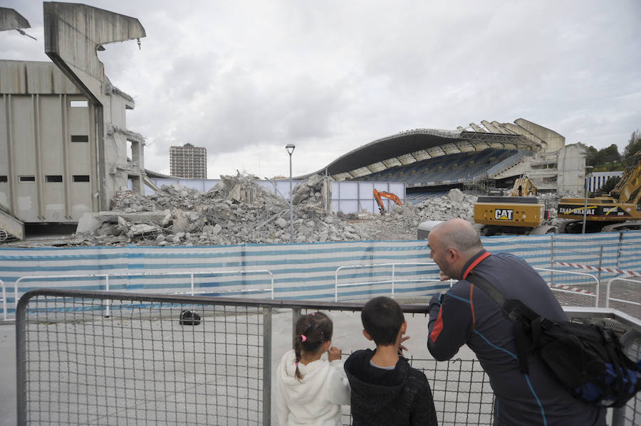 La maquinaria pesada ha culminado prácticamente el derribo del graderío de esa parte del estadio y las obras avanzan a buen ritmo