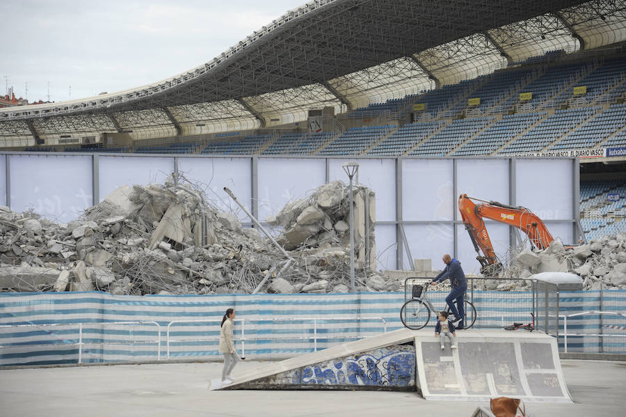 La maquinaria pesada ha culminado prácticamente el derribo del graderío de esa parte del estadio y las obras avanzan a buen ritmo