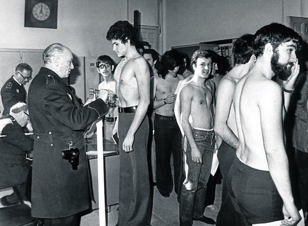 Mozos madrileños son tallados y pesados para la mili, en 1975. 