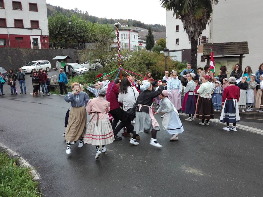 Cerca de 250 niños y niñas de ocho grupos de baile participan en el Dantzari Txiki Eguna
