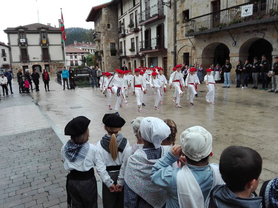 Cerca de 250 niños y niñas de ocho grupos de baile participan en el Dantzari Txiki Eguna