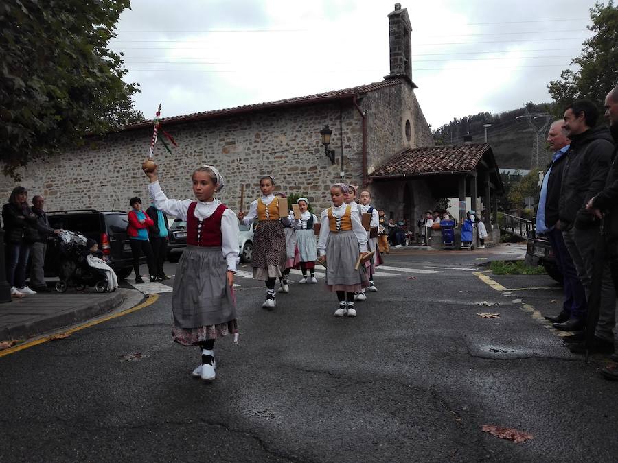 Cerca de 250 niños y niñas de ocho grupos de baile participan en el Dantzari Txiki Eguna