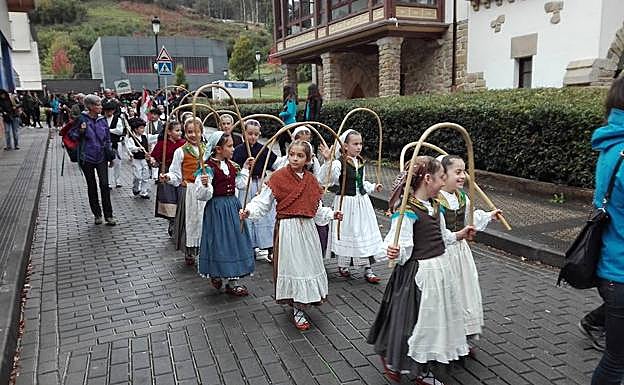 Ni un cielo encapotado arruga a los dantzaris