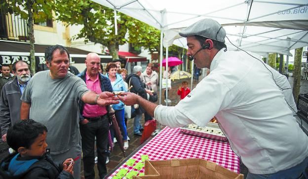 Los que se acercaron a la 'azoka' pudieron degustar el pintxo creado por  Irisarri y Souto. 