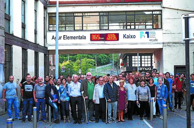 Calendario. La comunidad escolar y local tras activar el contador para llegar a 'Kaixo Miguel Altuna'.