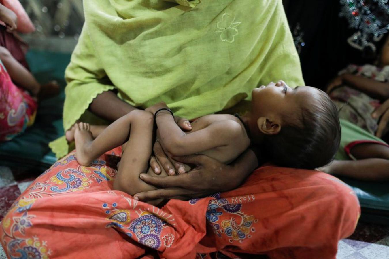 Casi medio millón de personas de esta etnia musulmana han huido de Birmania a Bangladesh. Escapan de la violencia y la represión a la que les someten las fuerzas del estado birmano, a raíz de un ataque perpetrado por un grupo insurgente el 25 de agosto. Tras cruzar la frontera, se alojan en campos de refugiados; más de 600.000 son niños