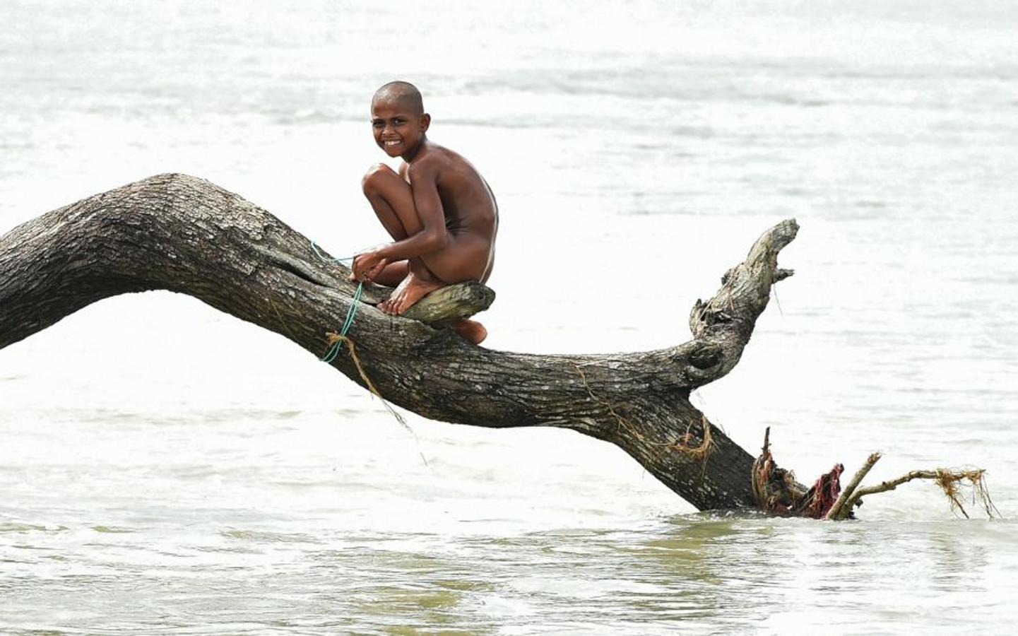 Casi medio millón de personas de esta etnia musulmana han huido de Birmania a Bangladesh. Escapan de la violencia y la represión a la que les someten las fuerzas del estado birmano, a raíz de un ataque perpetrado por un grupo insurgente el 25 de agosto. Tras cruzar la frontera, se alojan en campos de refugiados; más de 600.000 son niños