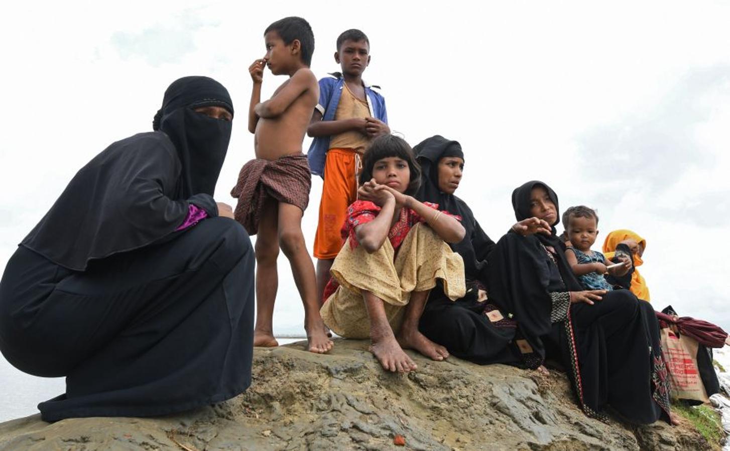 Casi medio millón de personas de esta etnia musulmana han huido de Birmania a Bangladesh. Escapan de la violencia y la represión a la que les someten las fuerzas del estado birmano, a raíz de un ataque perpetrado por un grupo insurgente el 25 de agosto. Tras cruzar la frontera, se alojan en campos de refugiados; más de 600.000 son niños