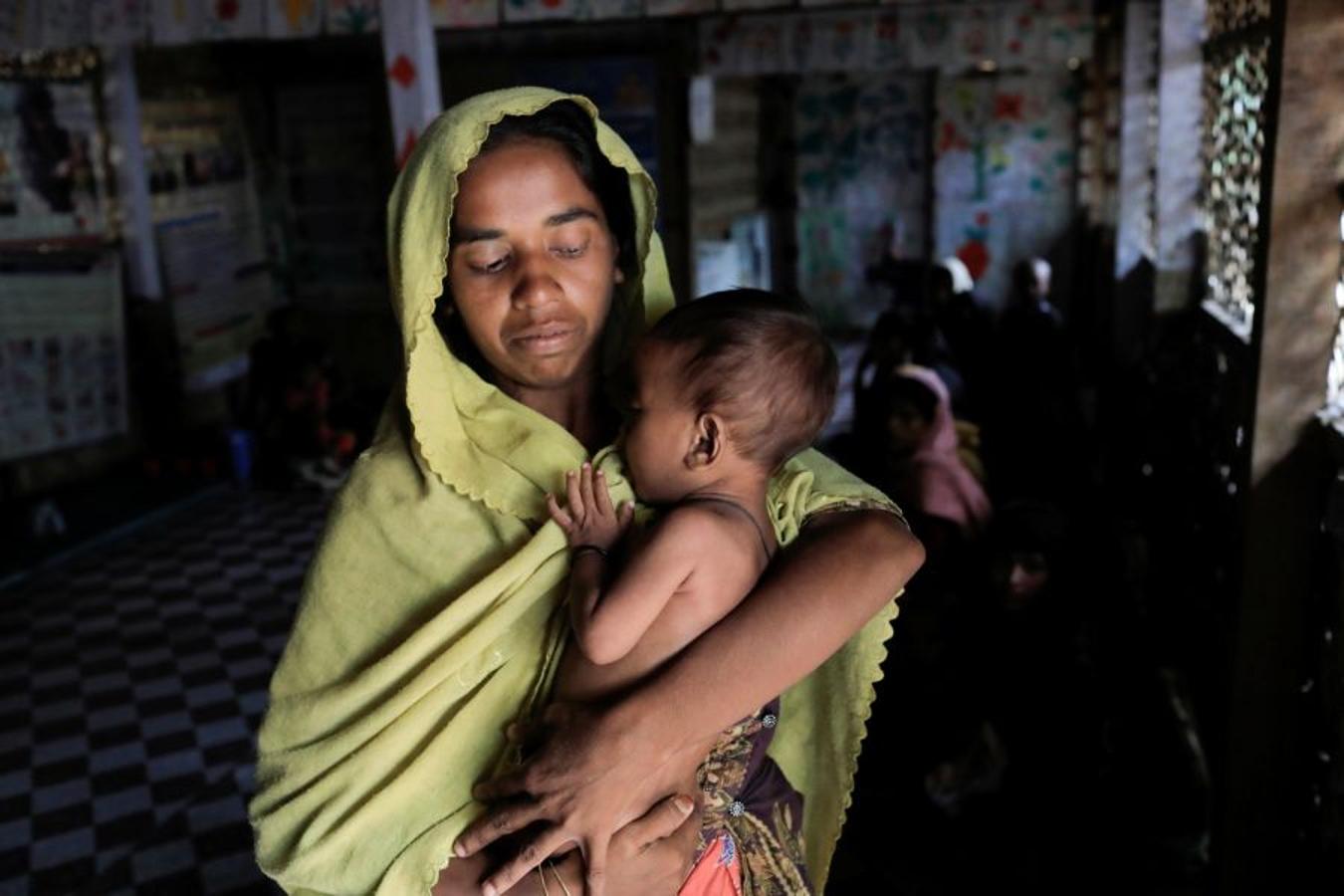 Casi medio millón de personas de esta etnia musulmana han huido de Birmania a Bangladesh. Escapan de la violencia y la represión a la que les someten las fuerzas del estado birmano, a raíz de un ataque perpetrado por un grupo insurgente el 25 de agosto. Tras cruzar la frontera, se alojan en campos de refugiados; más de 600.000 son niños