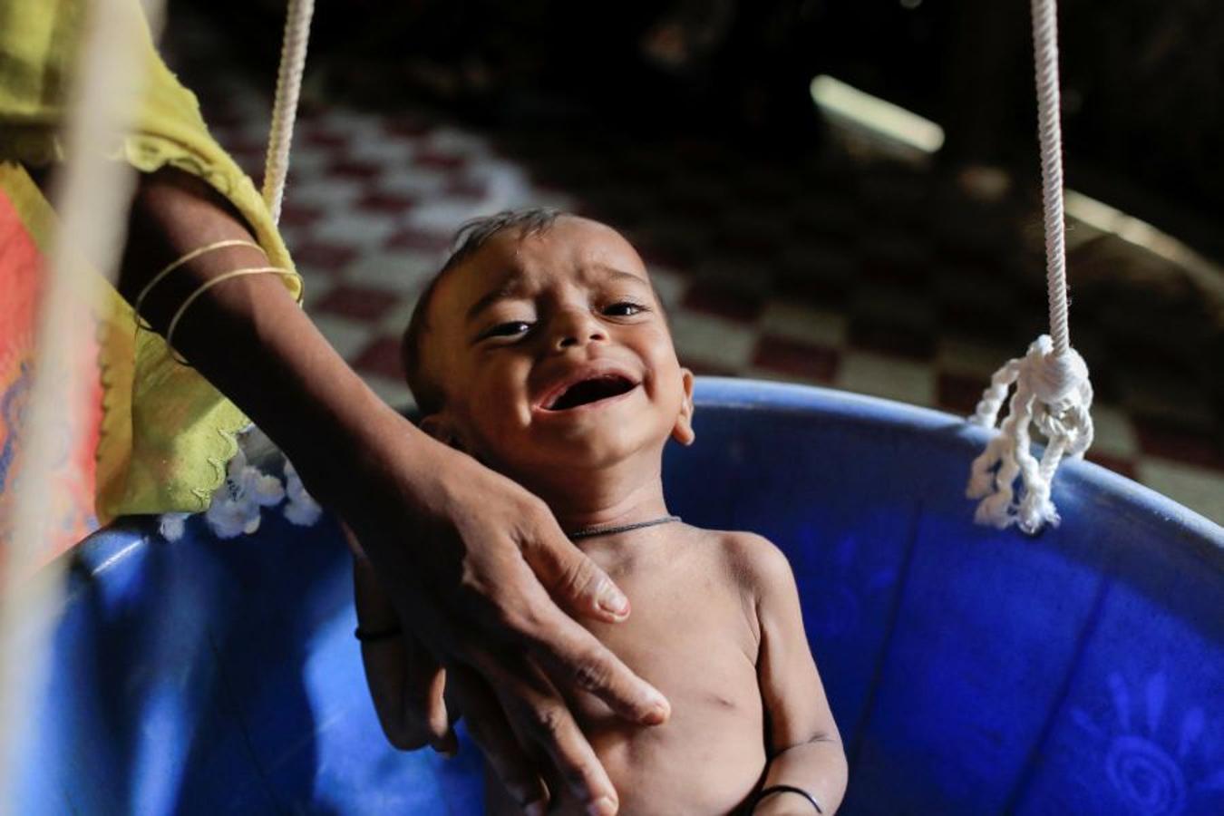 Casi medio millón de personas de esta etnia musulmana han huido de Birmania a Bangladesh. Escapan de la violencia y la represión a la que les someten las fuerzas del estado birmano, a raíz de un ataque perpetrado por un grupo insurgente el 25 de agosto. Tras cruzar la frontera, se alojan en campos de refugiados; más de 600.000 son niños