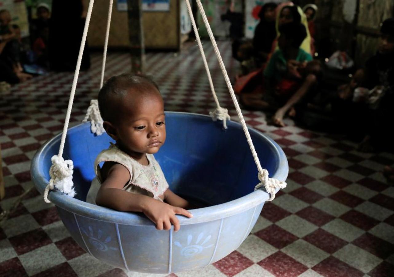 Casi medio millón de personas de esta etnia musulmana han huido de Birmania a Bangladesh. Escapan de la violencia y la represión a la que les someten las fuerzas del estado birmano, a raíz de un ataque perpetrado por un grupo insurgente el 25 de agosto. Tras cruzar la frontera, se alojan en campos de refugiados; más de 600.000 son niños