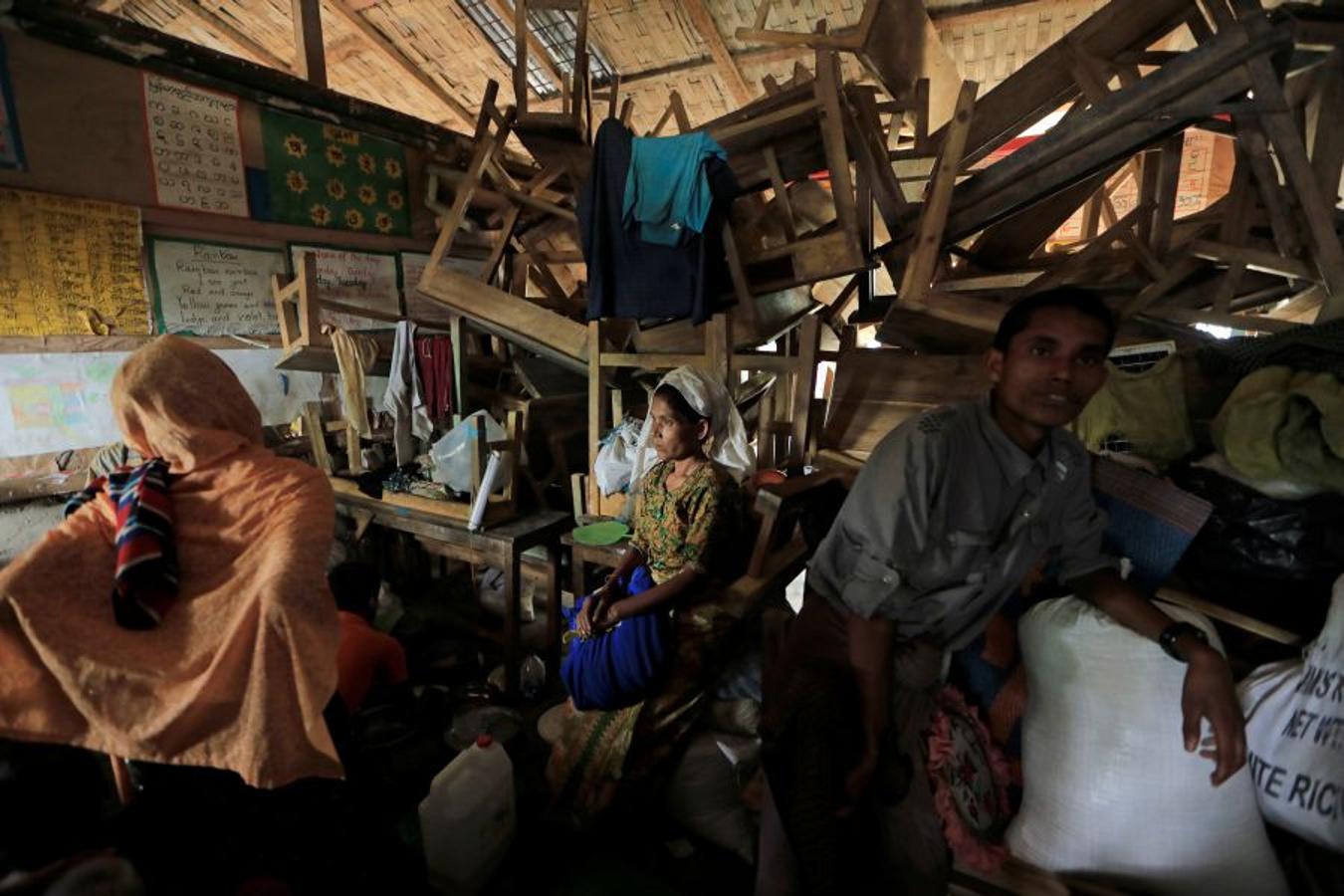 Casi medio millón de personas de esta etnia musulmana han huido de Birmania a Bangladesh. Escapan de la violencia y la represión a la que les someten las fuerzas del estado birmano, a raíz de un ataque perpetrado por un grupo insurgente el 25 de agosto. Tras cruzar la frontera, se alojan en campos de refugiados; más de 600.000 son niños