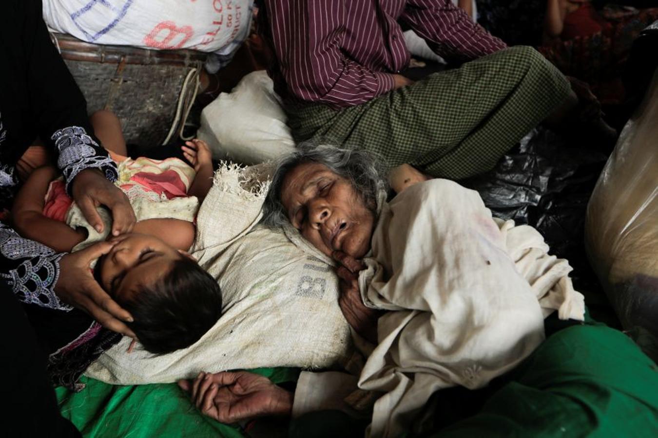 Casi medio millón de personas de esta etnia musulmana han huido de Birmania a Bangladesh. Escapan de la violencia y la represión a la que les someten las fuerzas del estado birmano, a raíz de un ataque perpetrado por un grupo insurgente el 25 de agosto. Tras cruzar la frontera, se alojan en campos de refugiados; más de 600.000 son niños