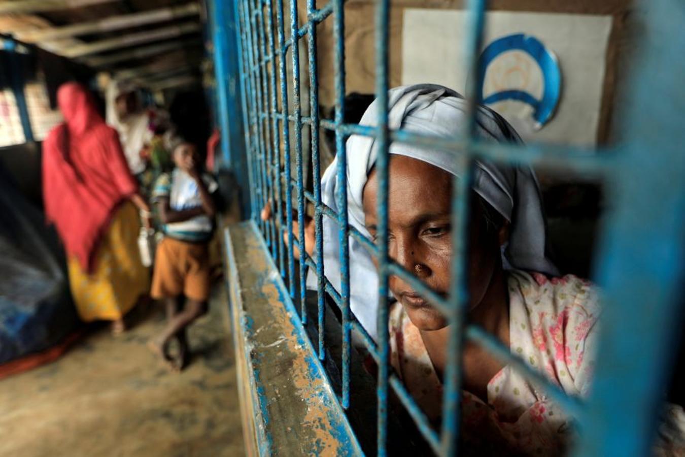 Casi medio millón de personas de esta etnia musulmana han huido de Birmania a Bangladesh. Escapan de la violencia y la represión a la que les someten las fuerzas del estado birmano, a raíz de un ataque perpetrado por un grupo insurgente el 25 de agosto. Tras cruzar la frontera, se alojan en campos de refugiados; más de 600.000 son niños