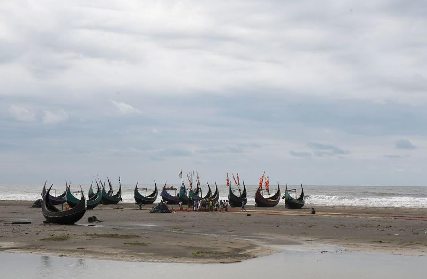 Casi medio millón de personas de esta etnia musulmana han huido de Birmania a Bangladesh. Escapan de la violencia y la represión a la que les someten las fuerzas del estado birmano, a raíz de un ataque perpetrado por un grupo insurgente el 25 de agosto. Tras cruzar la frontera, se alojan en campos de refugiados; más de 600.000 son niños