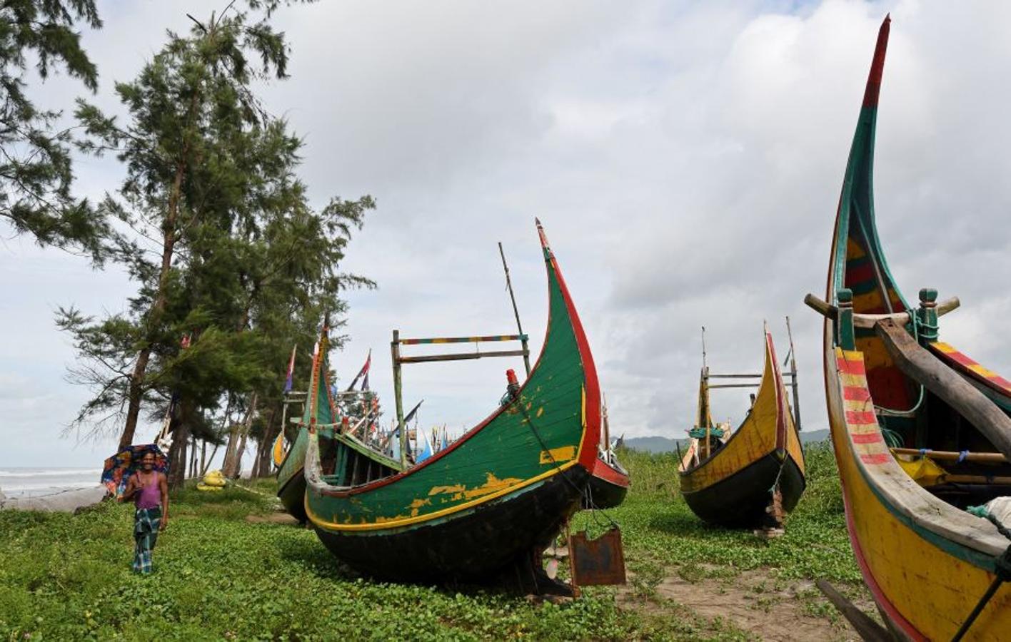 Casi medio millón de personas de esta etnia musulmana han huido de Birmania a Bangladesh. Escapan de la violencia y la represión a la que les someten las fuerzas del estado birmano, a raíz de un ataque perpetrado por un grupo insurgente el 25 de agosto. Tras cruzar la frontera, se alojan en campos de refugiados; más de 600.000 son niños