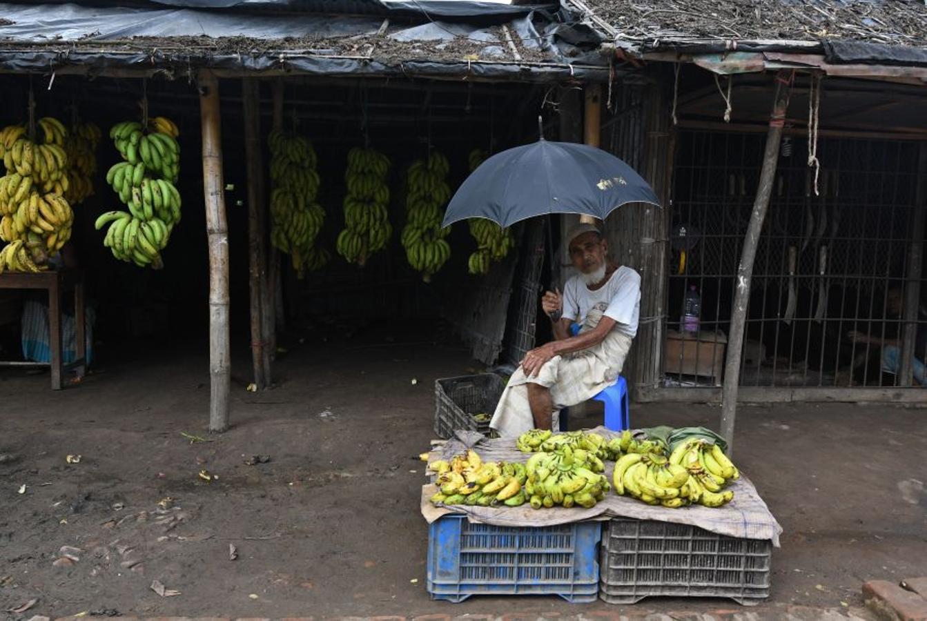 Casi medio millón de personas de esta etnia musulmana han huido de Birmania a Bangladesh. Escapan de la violencia y la represión a la que les someten las fuerzas del estado birmano, a raíz de un ataque perpetrado por un grupo insurgente el 25 de agosto. Tras cruzar la frontera, se alojan en campos de refugiados; más de 600.000 son niños
