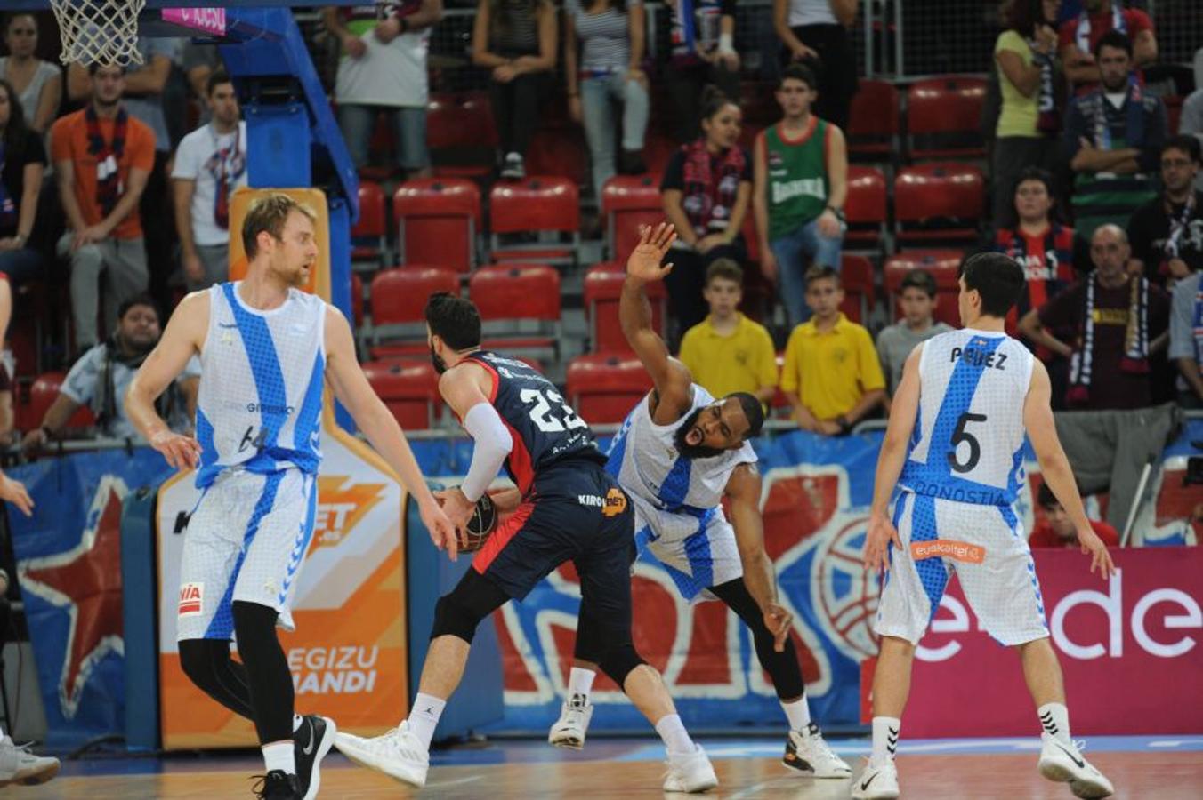 Los de Fisac completan un derbi sensacional. Han ido ganando prácticamente todo el partido y solo al final ha reaccionado el Baskonia, que ha terminado pidiendo la hora