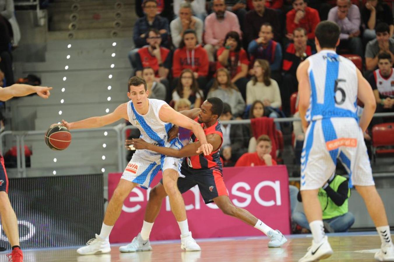 Los de Fisac completan un derbi sensacional. Han ido ganando prácticamente todo el partido y solo al final ha reaccionado el Baskonia, que ha terminado pidiendo la hora