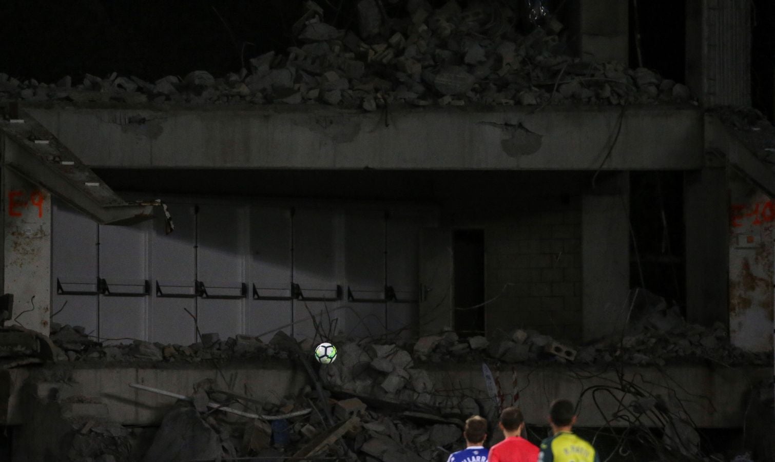 La maquinaria pesada ha acabado con el proceso de demolición del graderío meridional del estadio de la Real Sociedad