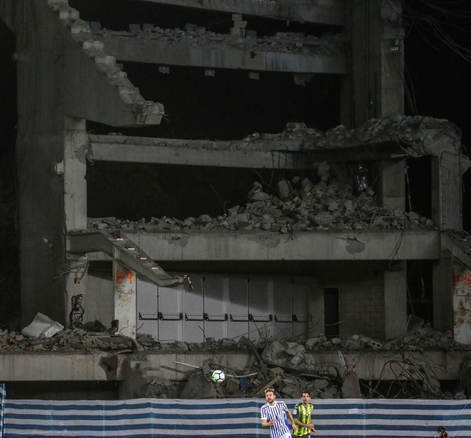 La maquinaria pesada ha acabado con el proceso de demolición del graderío meridional del estadio de la Real Sociedad