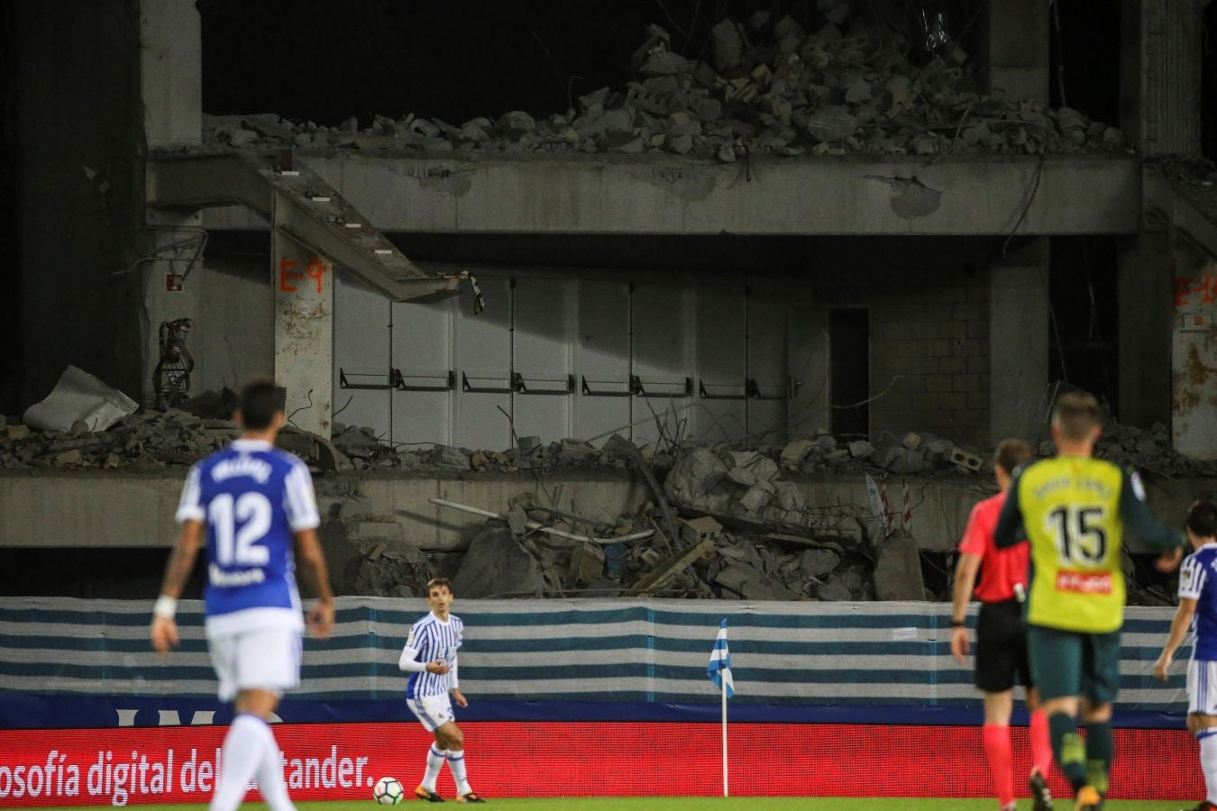 La maquinaria pesada ha acabado con el proceso de demolición del graderío meridional del estadio de la Real Sociedad