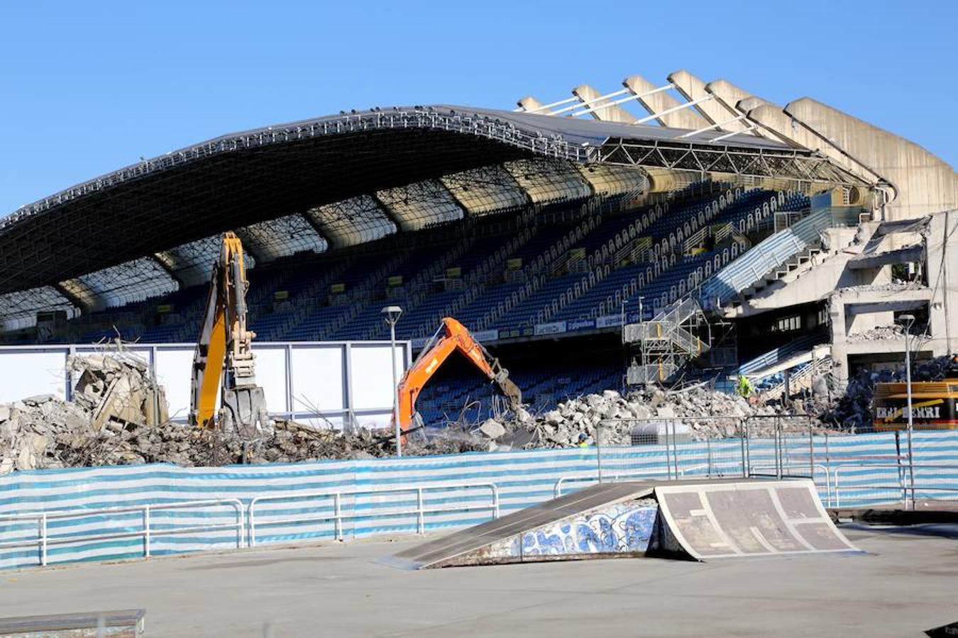 La maquinaria pesada ha acabado con el proceso de demolición del graderío meridional del estadio de la Real Sociedad