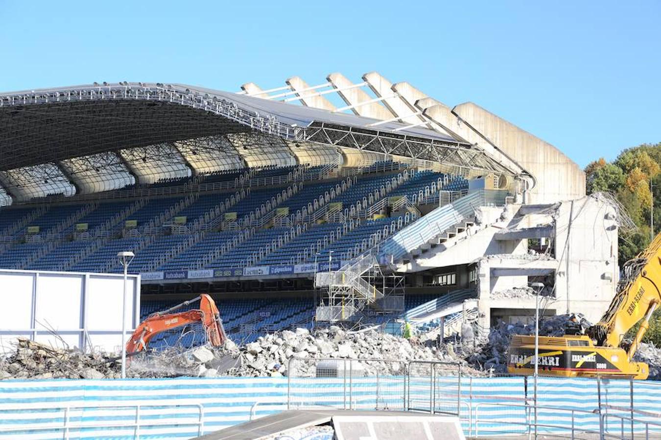 La maquinaria pesada ha acabado con el proceso de demolición del graderío meridional del estadio de la Real Sociedad
