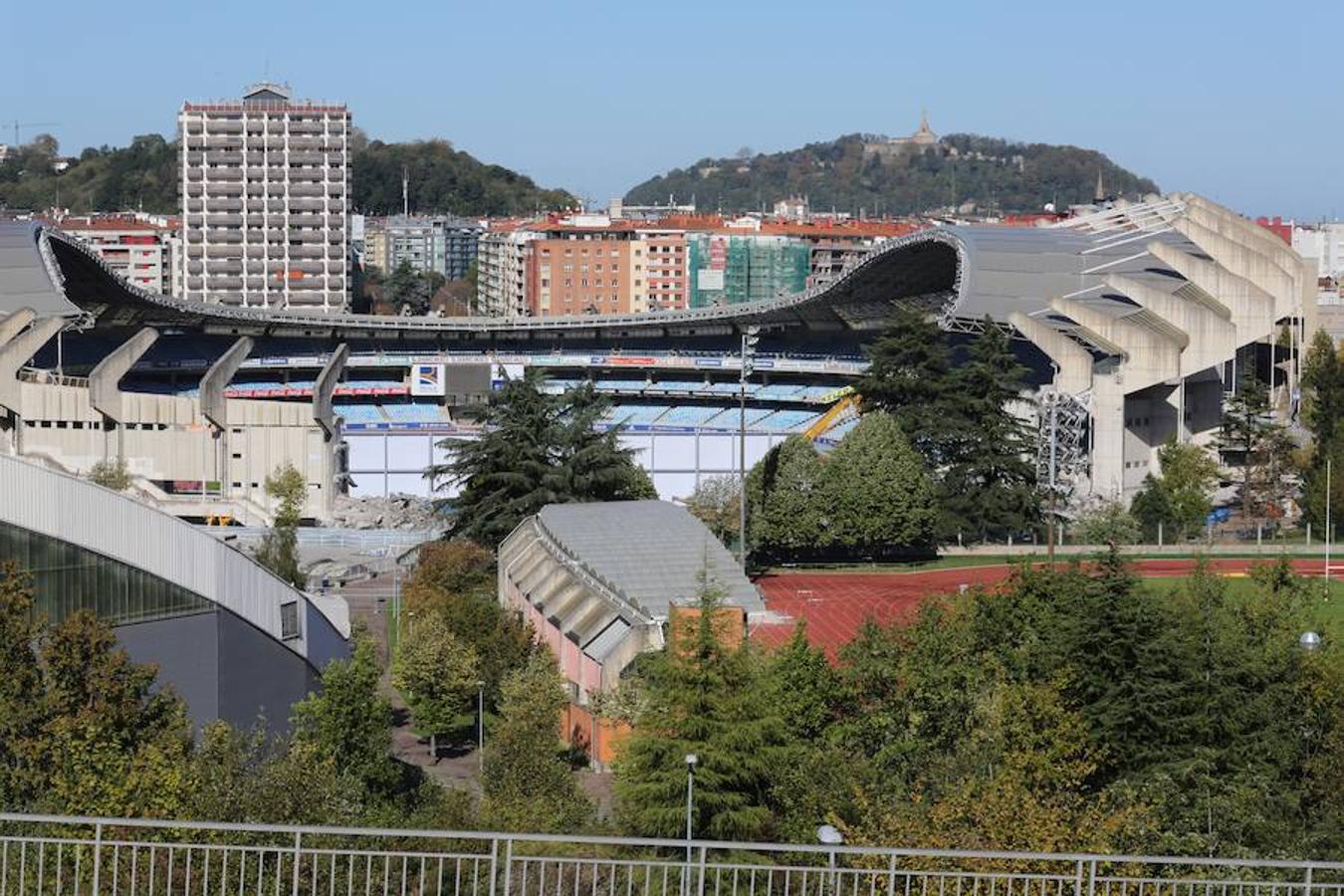La maquinaria pesada ha acabado con el proceso de demolición del graderío meridional del estadio de la Real Sociedad
