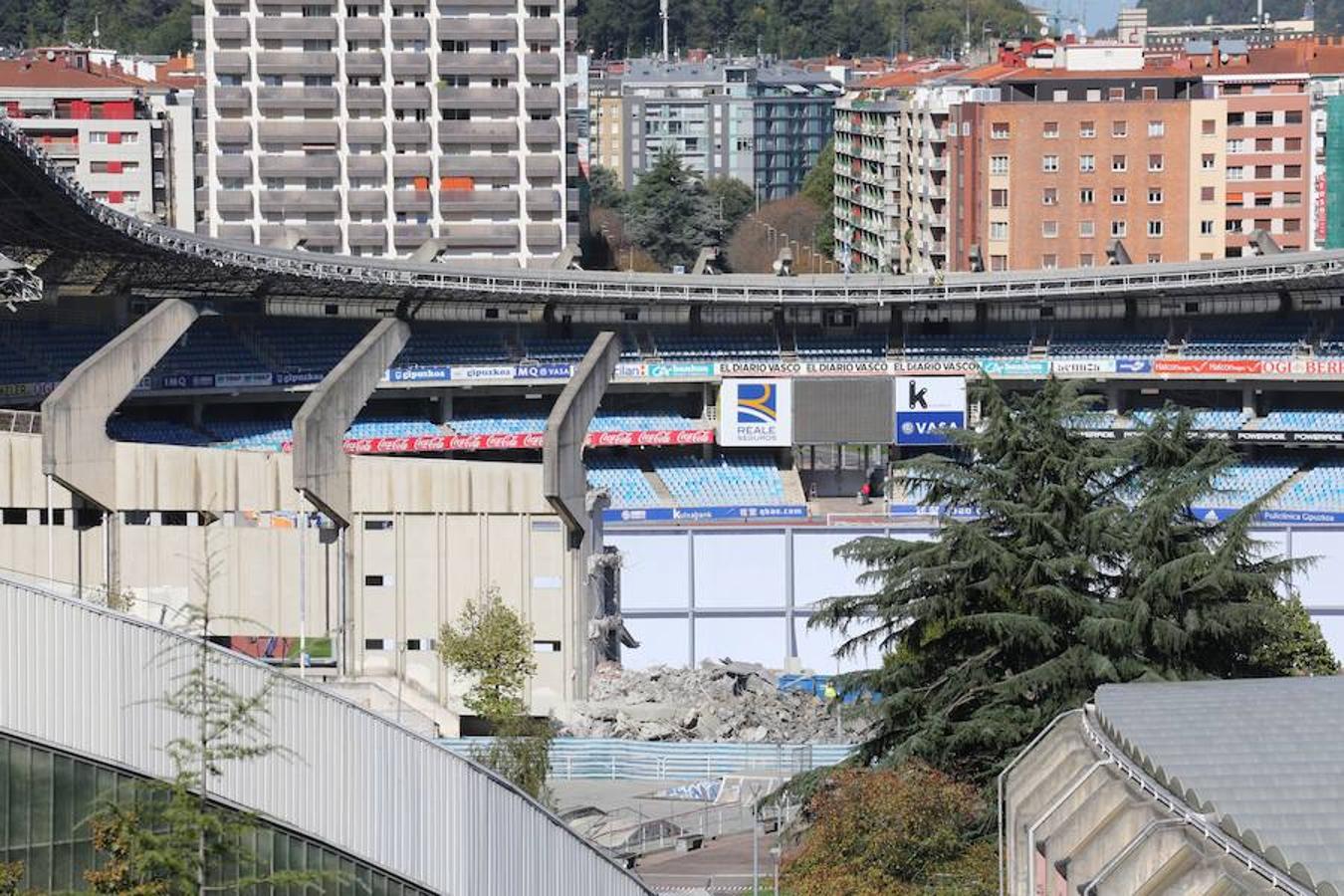 La maquinaria pesada ha acabado con el proceso de demolición del graderío meridional del estadio de la Real Sociedad