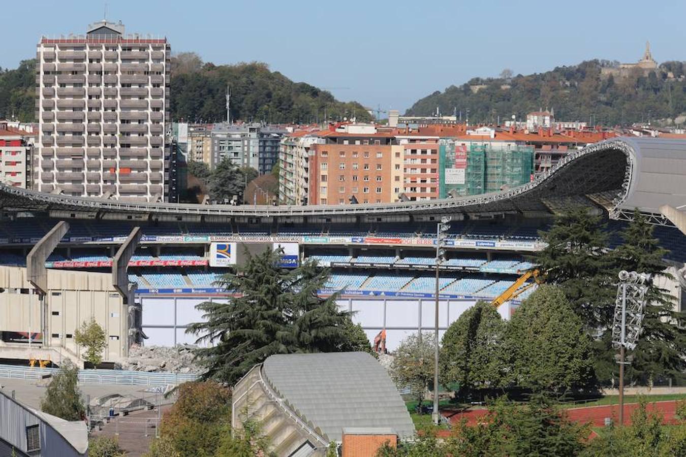 La maquinaria pesada ha acabado con el proceso de demolición del graderío meridional del estadio de la Real Sociedad