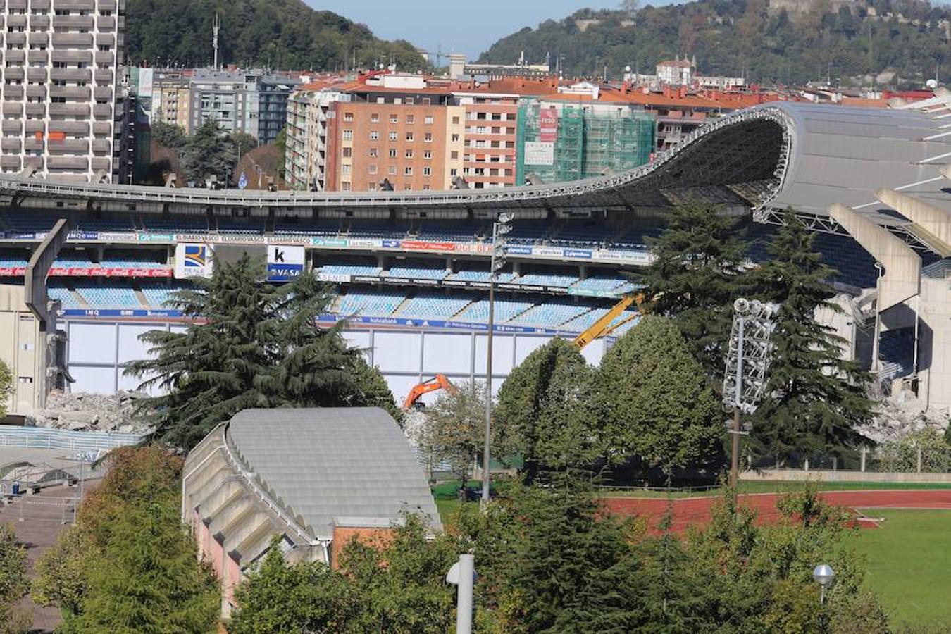 La maquinaria pesada ha acabado con el proceso de demolición del graderío meridional del estadio de la Real Sociedad